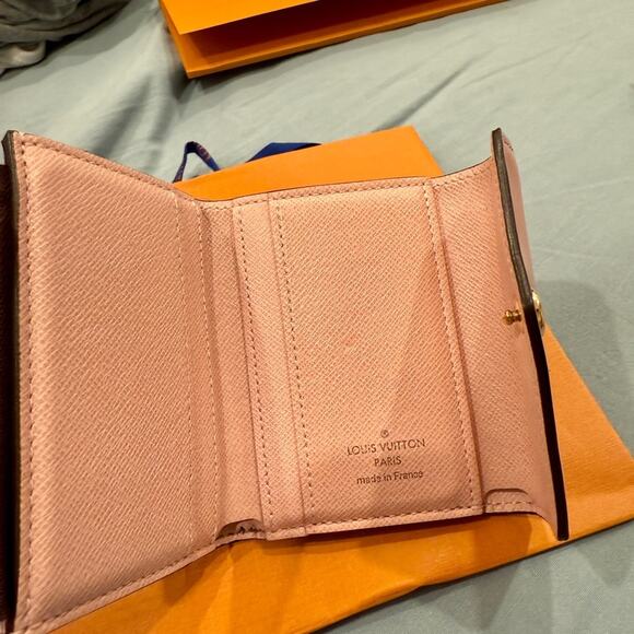 Louis Vuitton Zoe Wallet - Picture 8 of 9